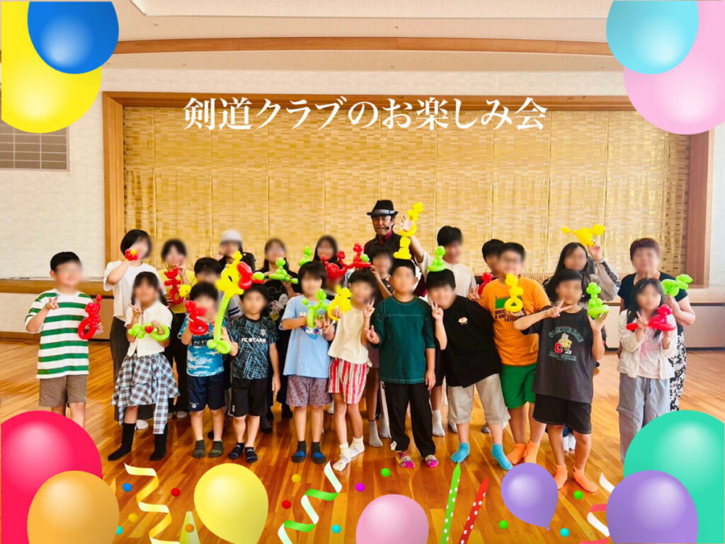 愛知県大治市の剣道クラブのお楽しみ会にてマジックショーで盛り上がった後の記念撮影。子供たちも先生方もとってもよい笑顔でした！