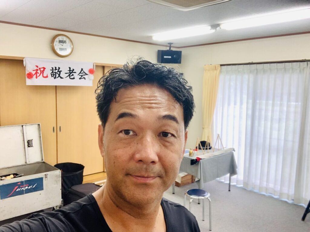 マジシャンJUNPEIが三重県鳥羽市の敬老会イベントでマジックショーの準備をしている様子。
