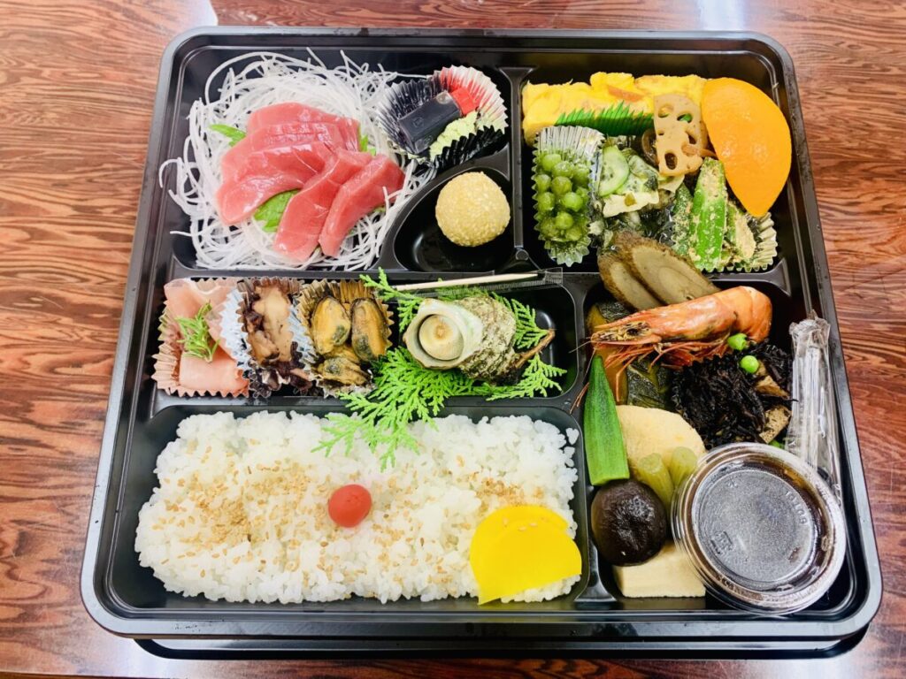 豪華なお弁当。海鮮満載です。