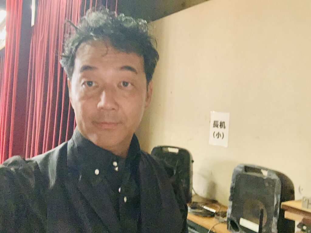 小牧市の区民祭りでマジシャンJUNPEIがマジックショーの準備をして、本番待ちをしている様子。