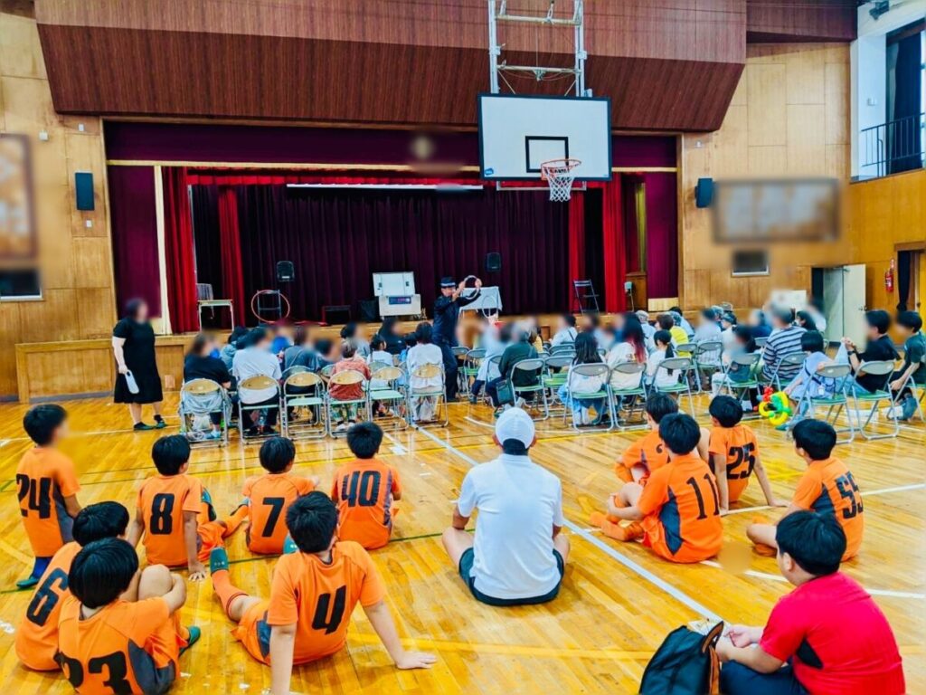 小牧市の区民祭りでマジシャンJUNPEIがマジックショーを披露している様子。お客様
に絡みながらチャイナリングの演技で、みんなの目が釘付けです。