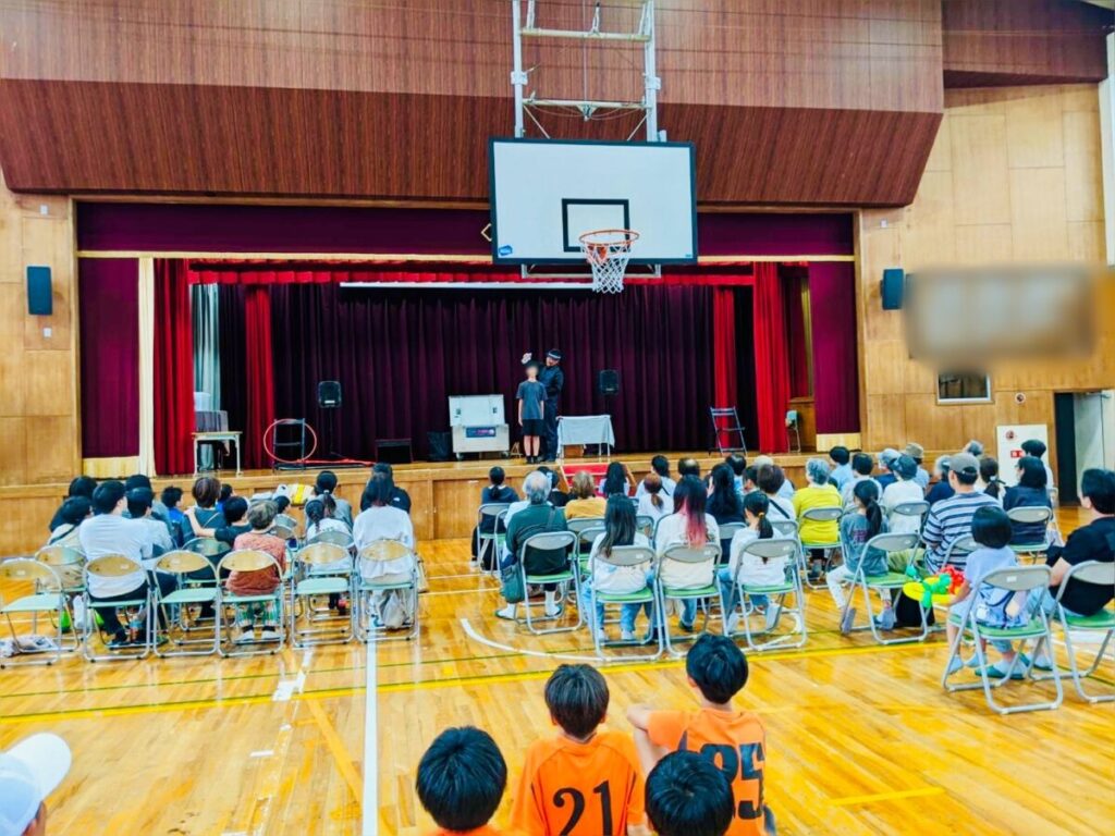小牧市の区民の秋祭りでマジシャンJUNPEIがマジックショーを披露している様子。お子様にステージに上がってもらって、客席から笑いが起こっている様子。